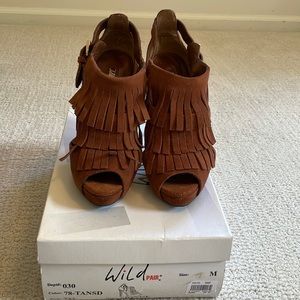 Wild Pair Womens Fringe Suede Platform Sandals, size 7